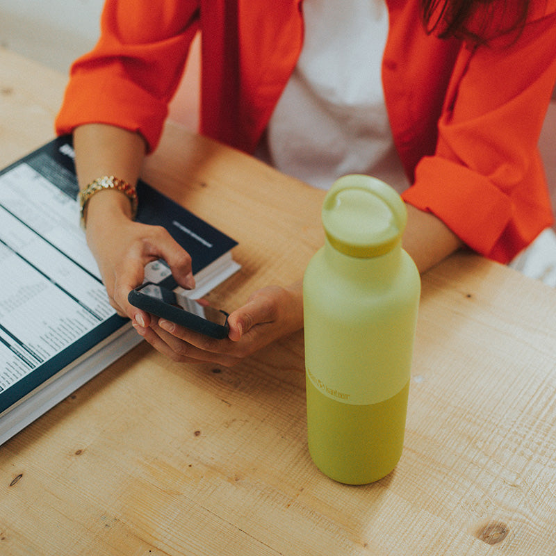 20oz-rise-classic-with-arch-loop-cap-q3 20oz_rise_classic_insulated_bottle_acacia_worker_phone_square.jpg