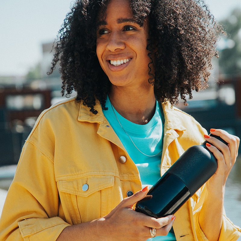 20oz-rise-classic-with-arch-loop-cap-q3 20oz_rise_classic_insulated_bottle_black_woman_smile_square.jpg